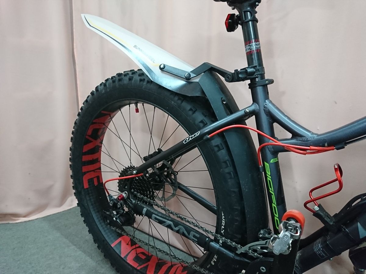 Bicicleta urbana aparcada en calle