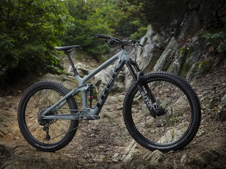 Mecánico ajustando una bicicleta urbana en taller